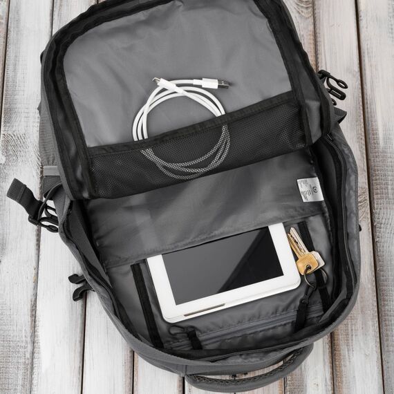 Vnútorný priestor batohu s polstrovanou priehradkou pre 16 palcový notebook