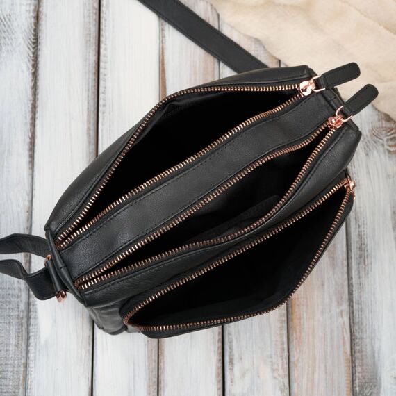Čierna kožená taška cez rameno s dlhým nastaviteľným popruhom pre crossbody nosenie