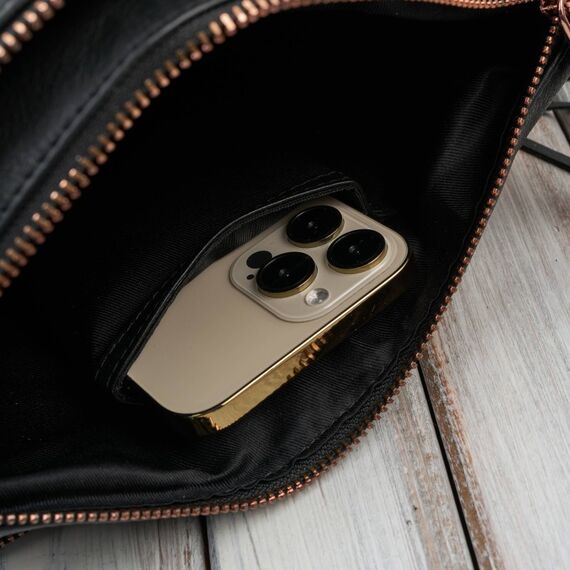 Čierna kožená taška cez rameno s dlhým nastaviteľným popruhom pre crossbody nosenie