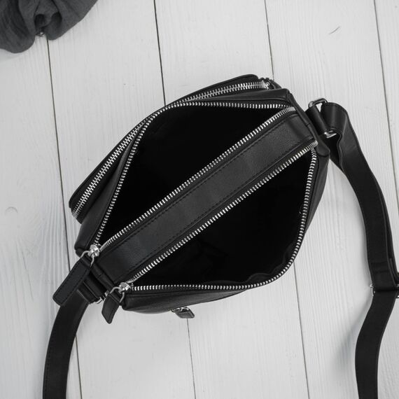 Čierna dámska kožená crossbody kabelka do mesta Paolo Peruzzi so strieborným kovaním