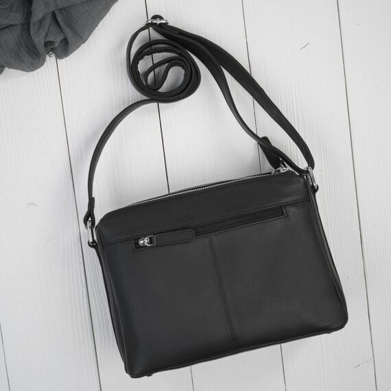 Čierna dámska kožená crossbody kabelka do mesta Paolo Peruzzi so strieborným kovaním