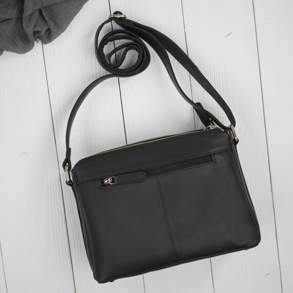 Čierna dámska kožená crossbody kabelka do mesta Paolo Peruzzi so zlatým kovaním