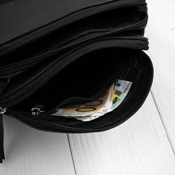 Pohľad zhora na vnútro čiernej kabelky s 3 samostatnými priehradkami