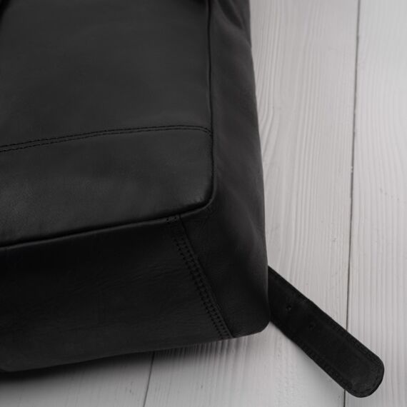 Detail prémiovej čiernej vintage kože a strieborného kovania na batohu AY-32-BL