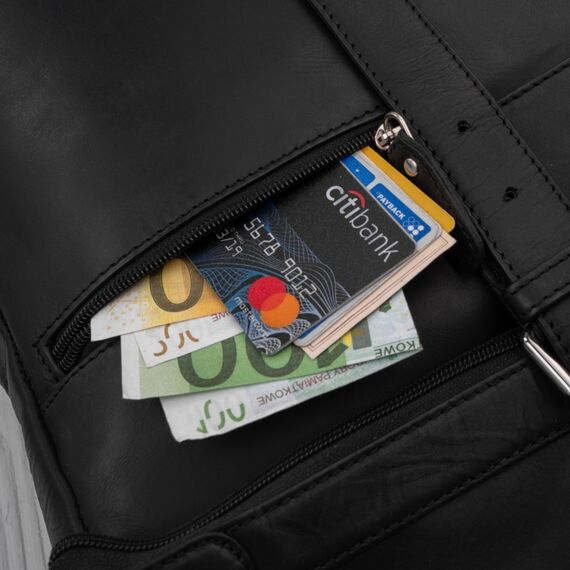 Vnútro čierneho koženého batohu roll-top s vystuženou priehradkou na 15,6 palcový notebook