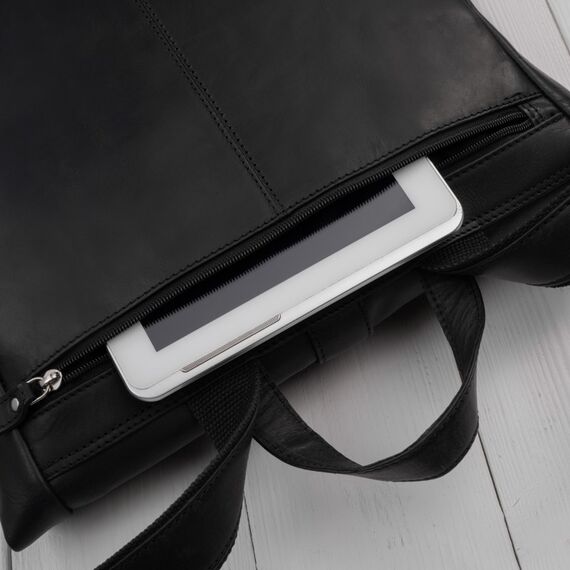 Vnútro čierneho koženého batohu roll-top s vystuženou priehradkou na 15,6 palcový notebook