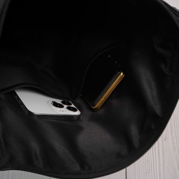 Vnútro čierneho koženého batohu roll-top s vystuženou priehradkou na 15,6 palcový notebook