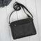 Čierna dámska kožená crossbody kabelka do mesta Paolo Peruzzi so zlatým kovaním
