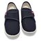 Detail širokého zapínania na suchý zips na detských modrých prezuvkách do školy
