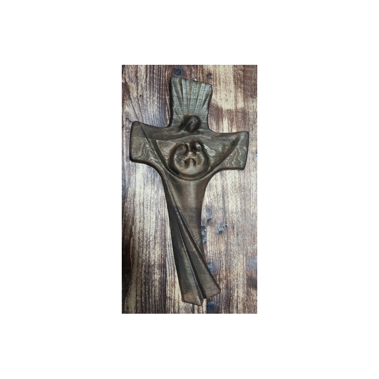Drevený Kríž s reliéfom rodiny